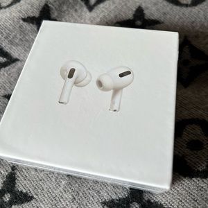 Apple AirPods 1st generation with charging case
